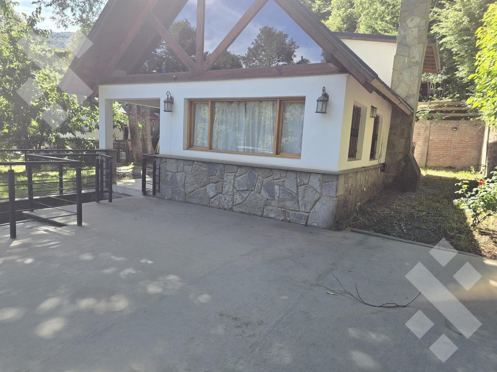 FOR SALE: 4-BEDROOM HOUSE WITH BARBECUE AREA AND COVERED GARAGE - DOWNTOWN - SAN MARTIN DE LOS ANDES