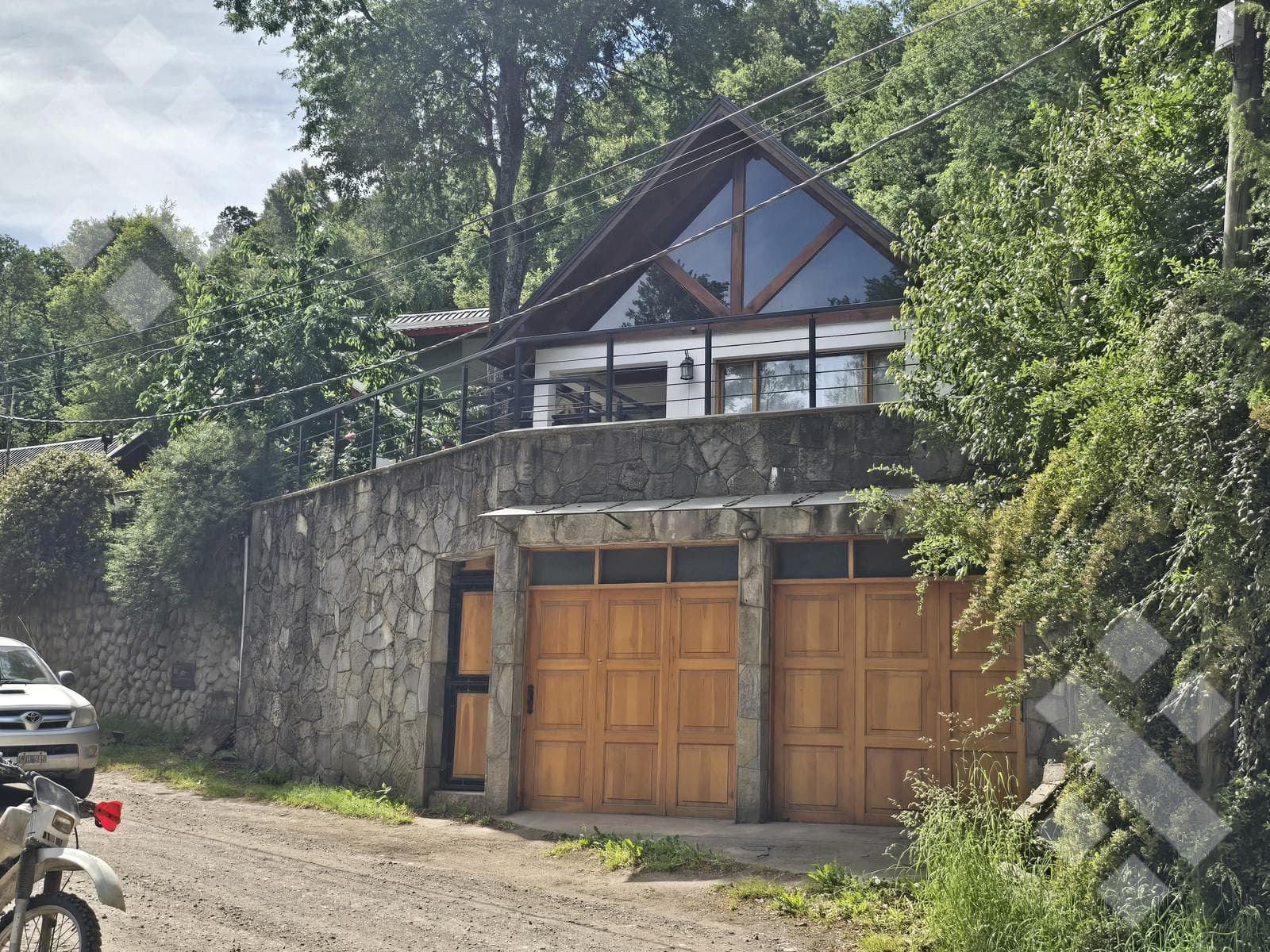 FOR SALE: 4-BEDROOM HOUSE WITH BARBECUE AREA AND COVERED GARAGE - DOWNTOWN - SAN MARTIN DE LOS ANDES