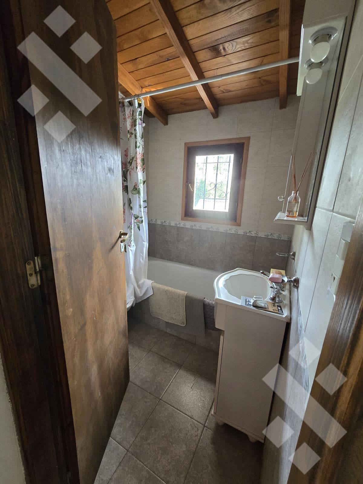 FOR SALE: 4-BEDROOM HOUSE WITH BARBECUE AREA AND COVERED GARAGE - DOWNTOWN - SAN MARTIN DE LOS ANDES