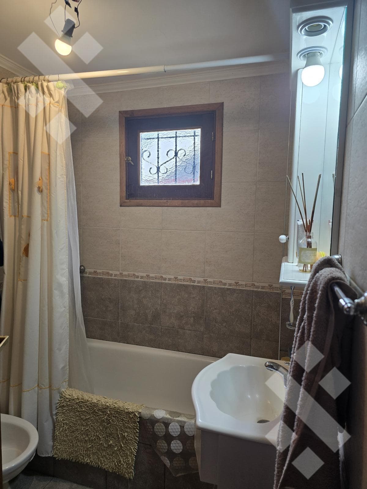 FOR SALE: 4-BEDROOM HOUSE WITH BARBECUE AREA AND COVERED GARAGE - DOWNTOWN - SAN MARTIN DE LOS ANDES