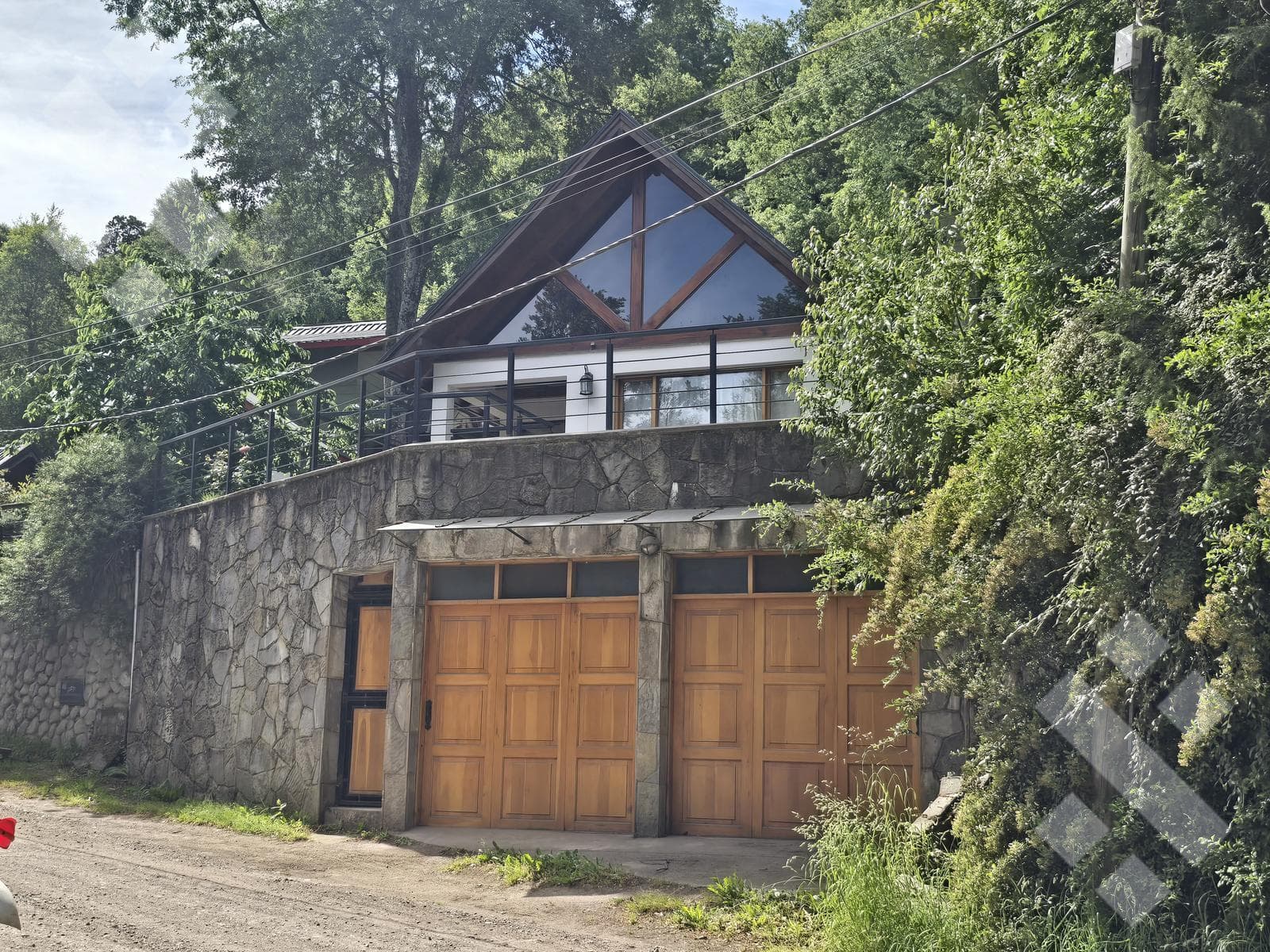 FOR SALE: 4-BEDROOM HOUSE WITH BARBECUE AREA AND COVERED GARAGE - DOWNTOWN - SAN MARTIN DE LOS ANDES