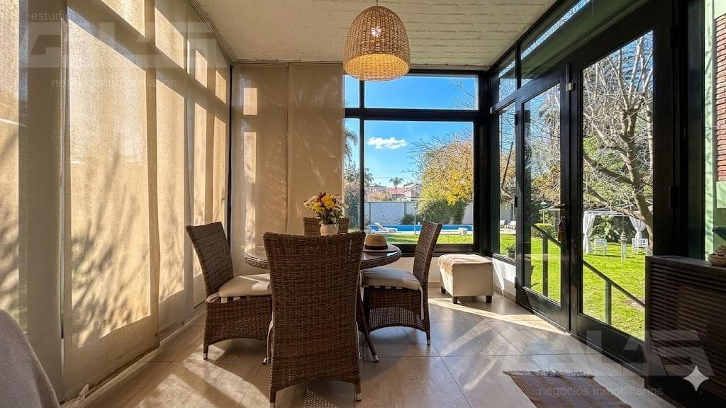 HOUSE | 5 ROOMS | SWIMMING POOL | 1,335 M² LOT | GARAGE | CASTELAR NORTE