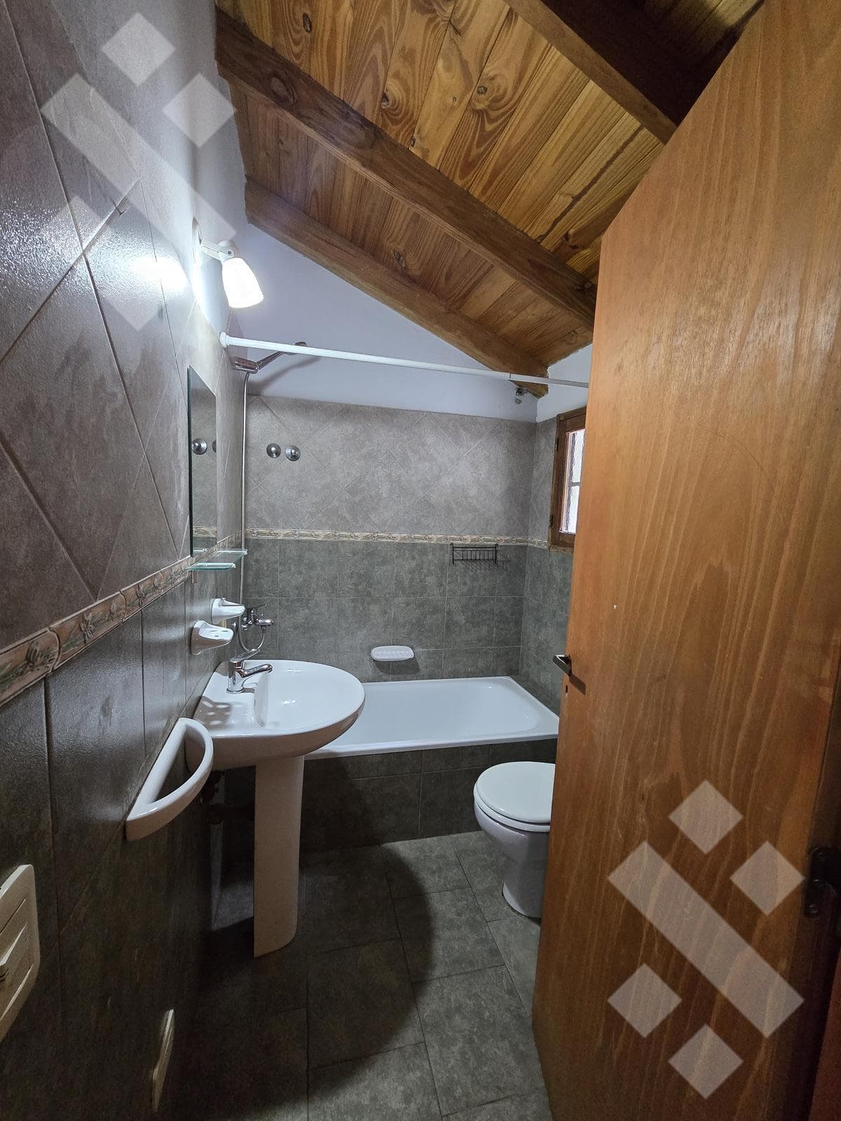 OPPORTUNITY: HOUSE AND APARTMENT in La Cascada