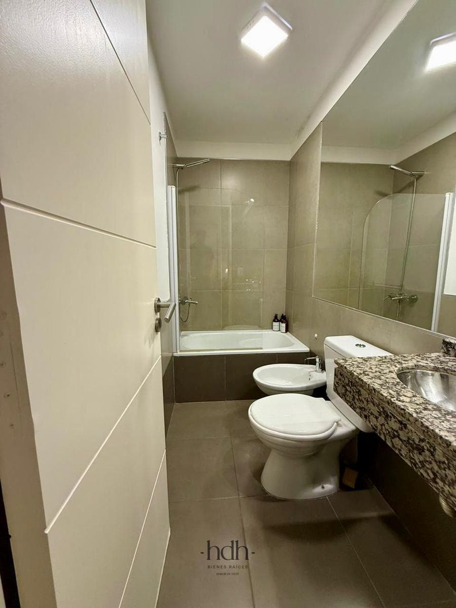 1-bedroom, 1-bathroom apartment with a balcony and a new terrace in Córdoba