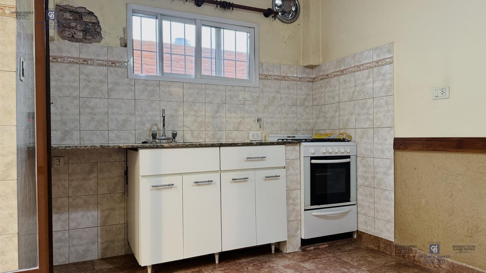 4-ROOM HOUSE FOR SALE ON ITS OWN LOT WITH YARD, GRILL, AND GARAGE IN DEVOTO