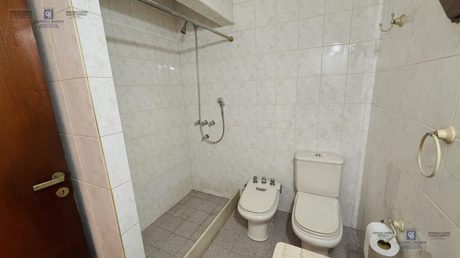 4-ROOM HOUSE FOR SALE ON ITS OWN LOT WITH YARD, GRILL, AND GARAGE IN DEVOTO