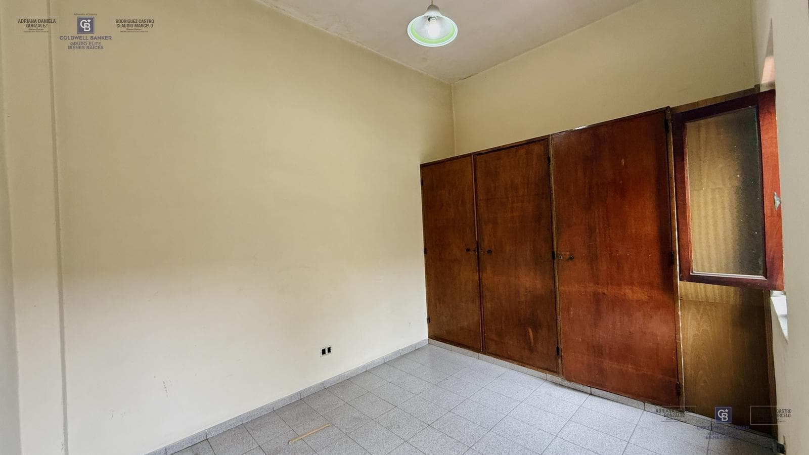 4-ROOM HOUSE FOR SALE ON ITS OWN LOT WITH YARD, GRILL, AND GARAGE IN DEVOTO