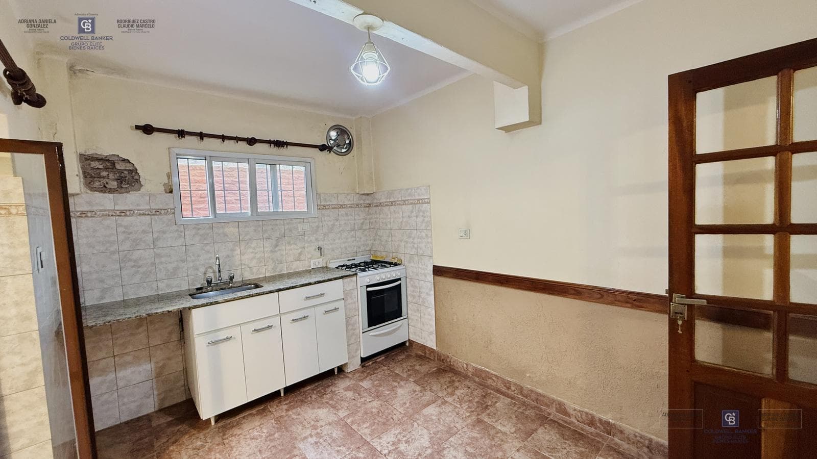 4-ROOM HOUSE FOR SALE ON ITS OWN LOT WITH YARD, GRILL, AND GARAGE IN DEVOTO