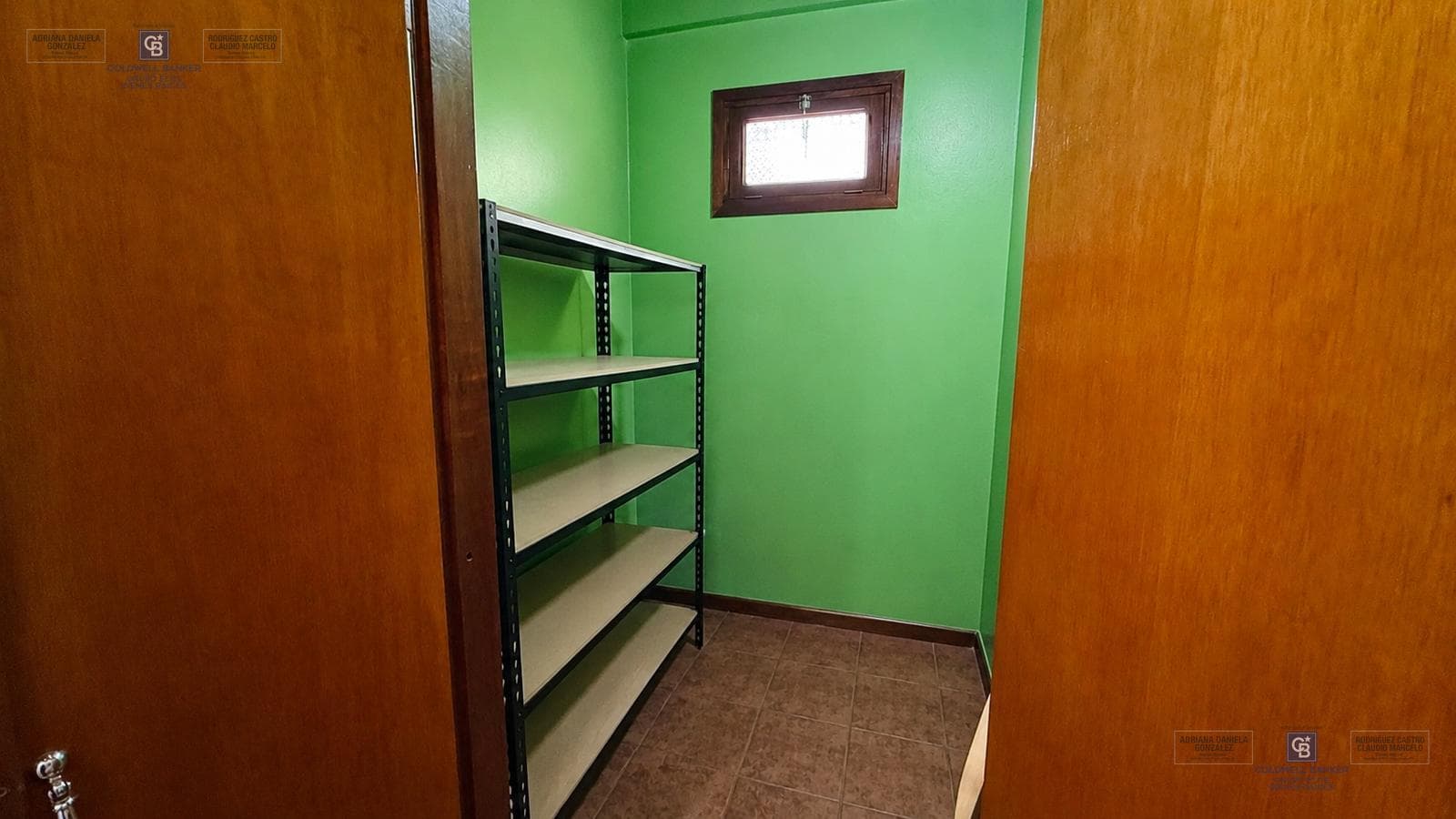 4-ROOM HOUSE FOR SALE ON ITS OWN LOT WITH YARD, GRILL, AND GARAGE IN DEVOTO