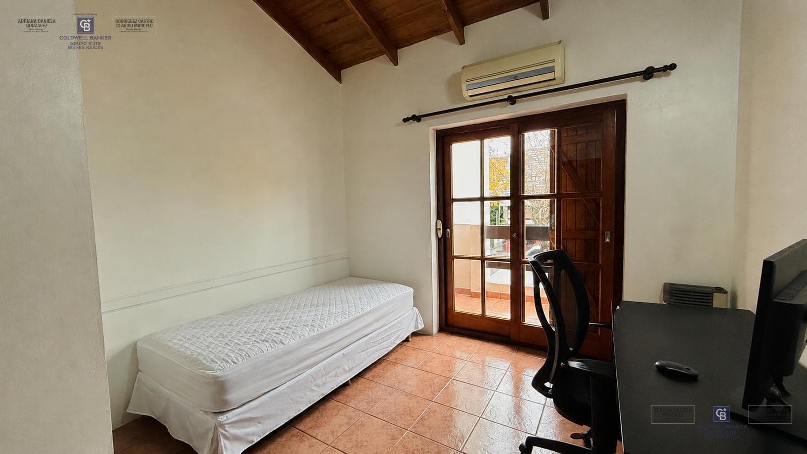 4-ROOM HOUSE FOR SALE ON ITS OWN LOT WITH YARD, GRILL, AND GARAGE IN DEVOTO