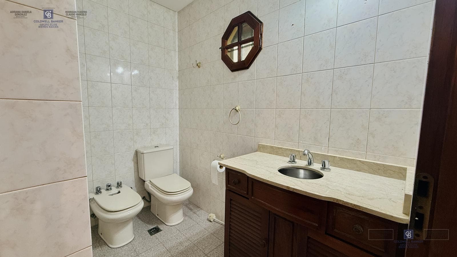 4-ROOM HOUSE FOR SALE ON ITS OWN LOT WITH YARD, GRILL, AND GARAGE IN DEVOTO