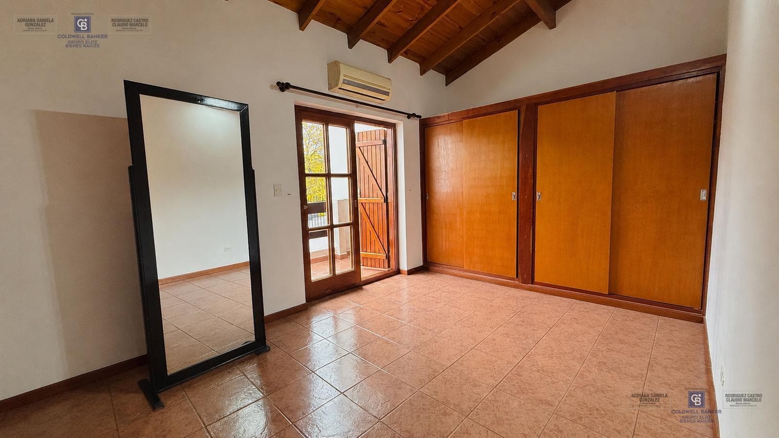 4-ROOM HOUSE FOR SALE ON ITS OWN LOT WITH YARD, GRILL, AND GARAGE IN DEVOTO