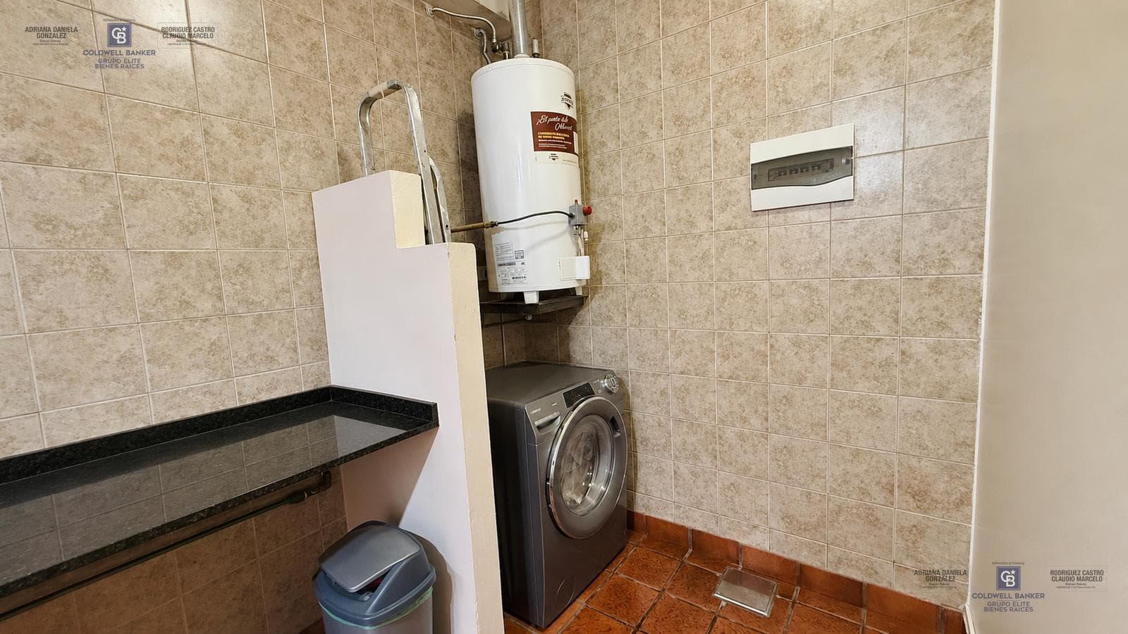 4-ROOM HOUSE FOR SALE ON ITS OWN LOT WITH YARD, GRILL, AND GARAGE IN DEVOTO