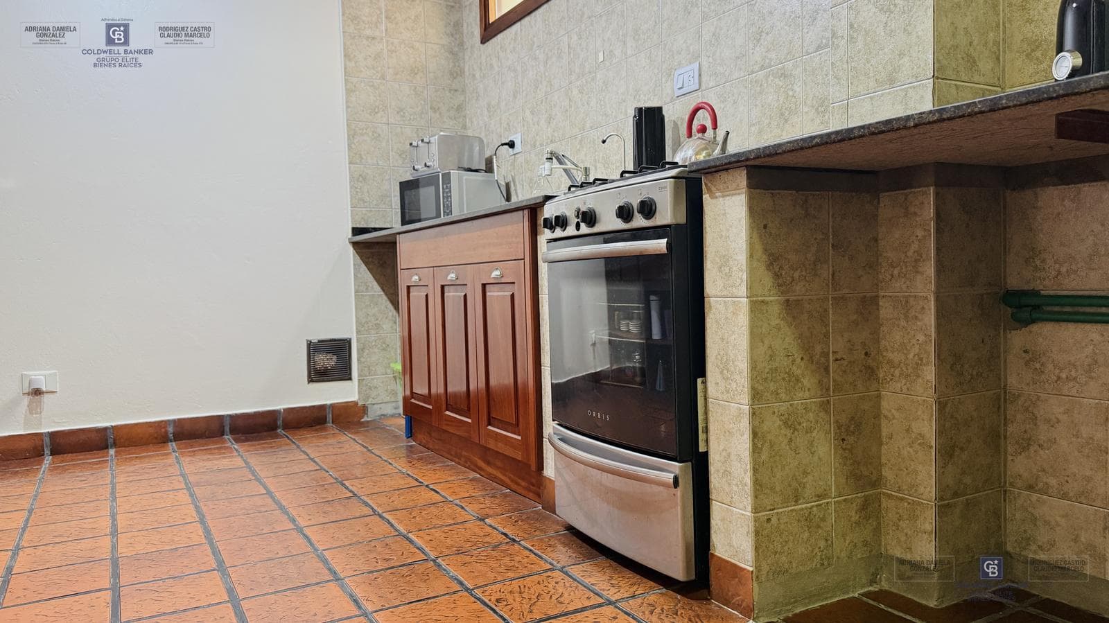 4-ROOM HOUSE FOR SALE ON ITS OWN LOT WITH YARD, GRILL, AND GARAGE IN DEVOTO