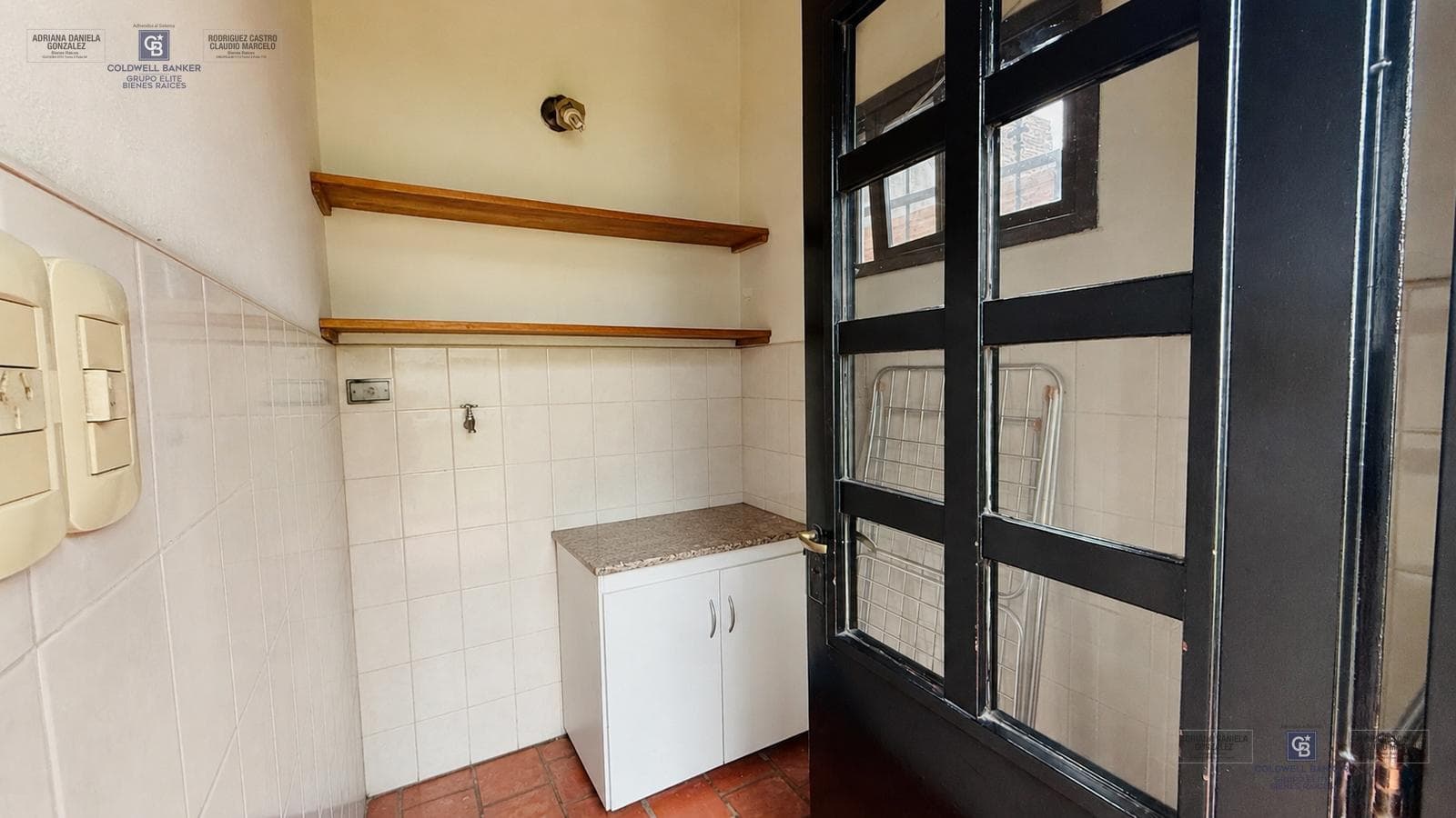 4-ROOM HOUSE FOR SALE ON ITS OWN LOT WITH YARD, GRILL, AND GARAGE IN DEVOTO