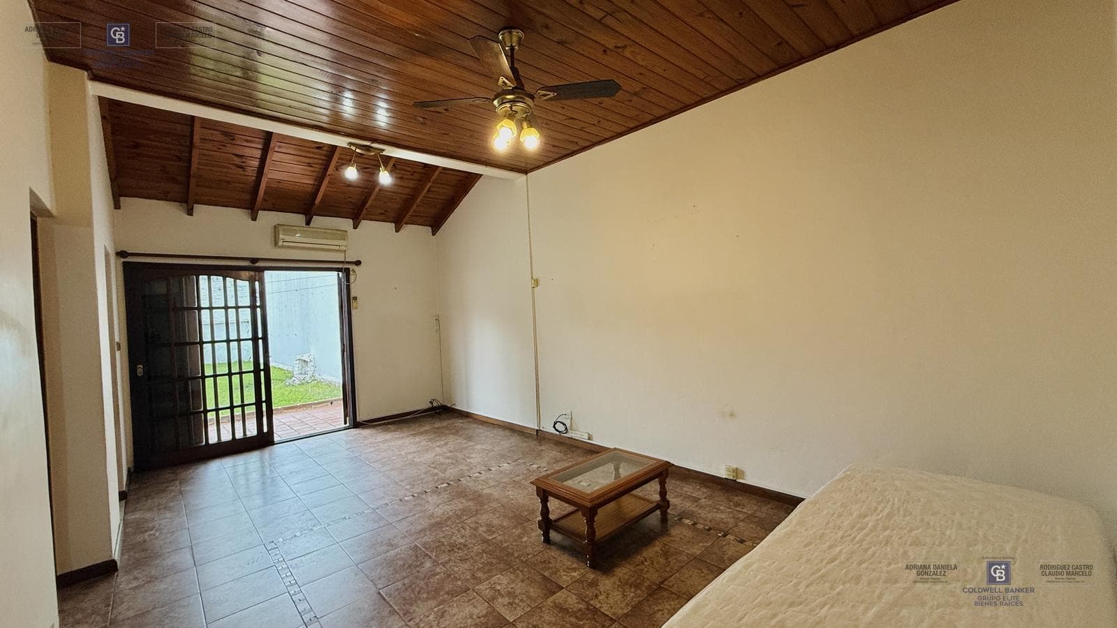 4-ROOM HOUSE FOR SALE ON ITS OWN LOT WITH YARD, GRILL, AND GARAGE IN DEVOTO