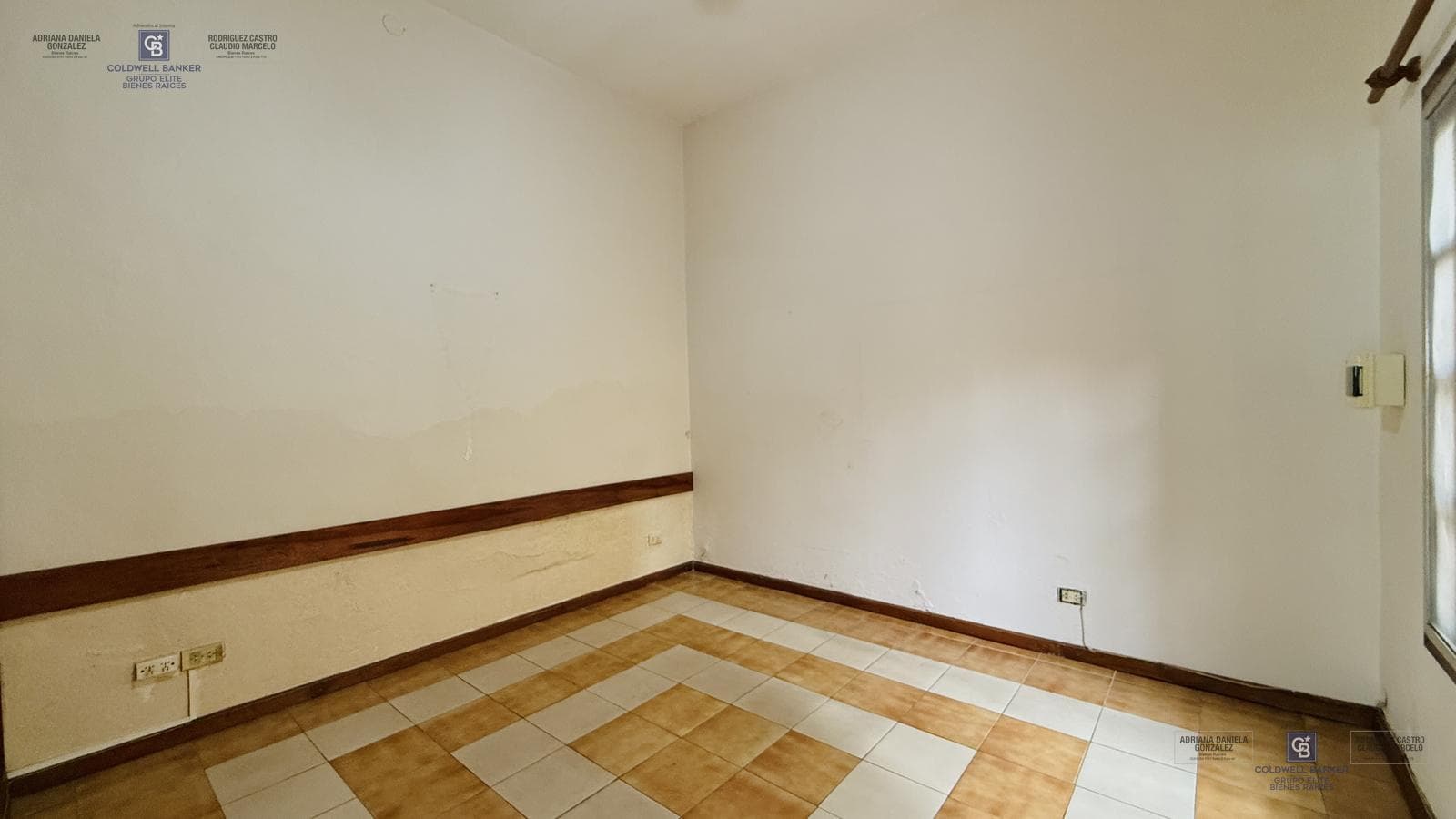 4-ROOM HOUSE FOR SALE ON ITS OWN LOT WITH YARD, GRILL, AND GARAGE IN DEVOTO