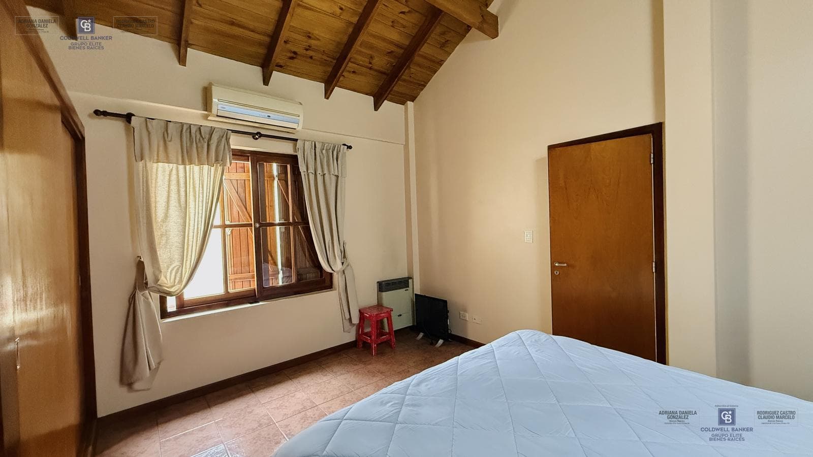 4-ROOM HOUSE FOR SALE ON ITS OWN LOT WITH YARD, GRILL, AND GARAGE IN DEVOTO