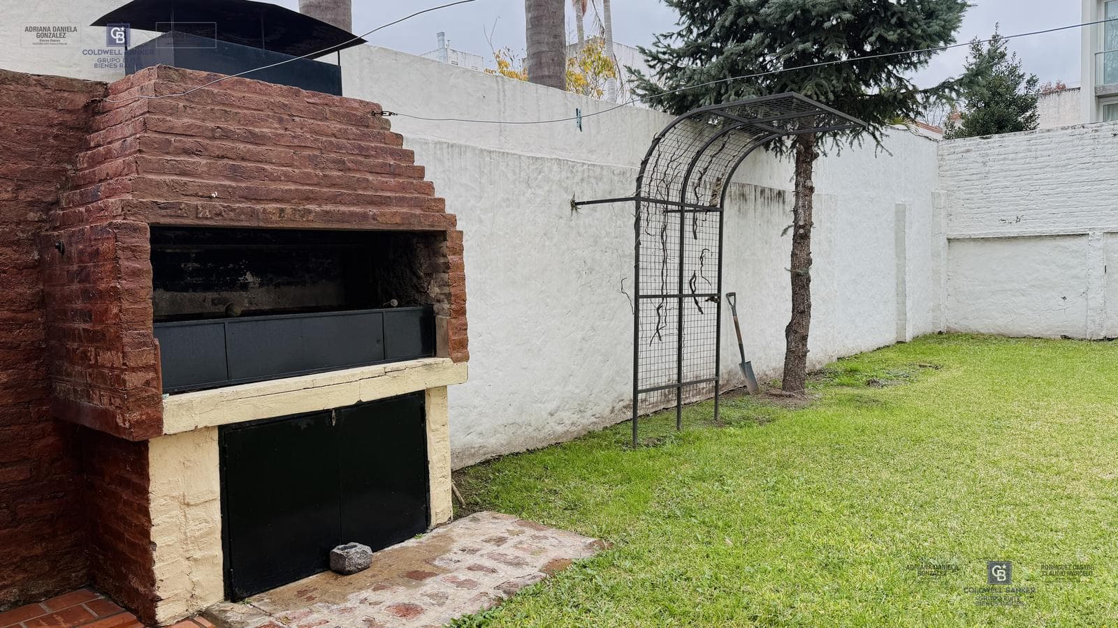 4-ROOM HOUSE FOR SALE ON ITS OWN LOT WITH YARD, GRILL, AND GARAGE IN DEVOTO