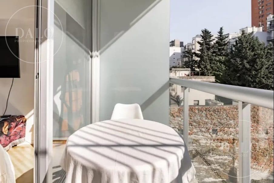 Spacious Studio Apartment with Balcony in Belgrano, Suitable for Professionals