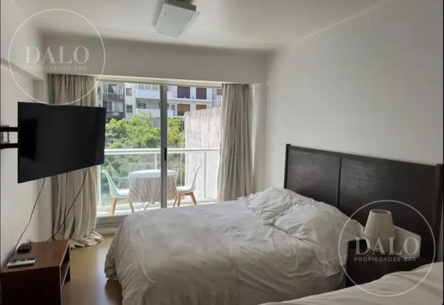 Spacious Studio Apartment with Balcony in Belgrano, Suitable for Professionals