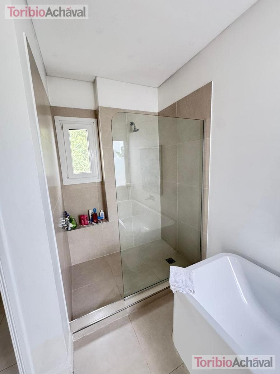 7-room HOUSE ON THE WATER, for rent in Barbarita