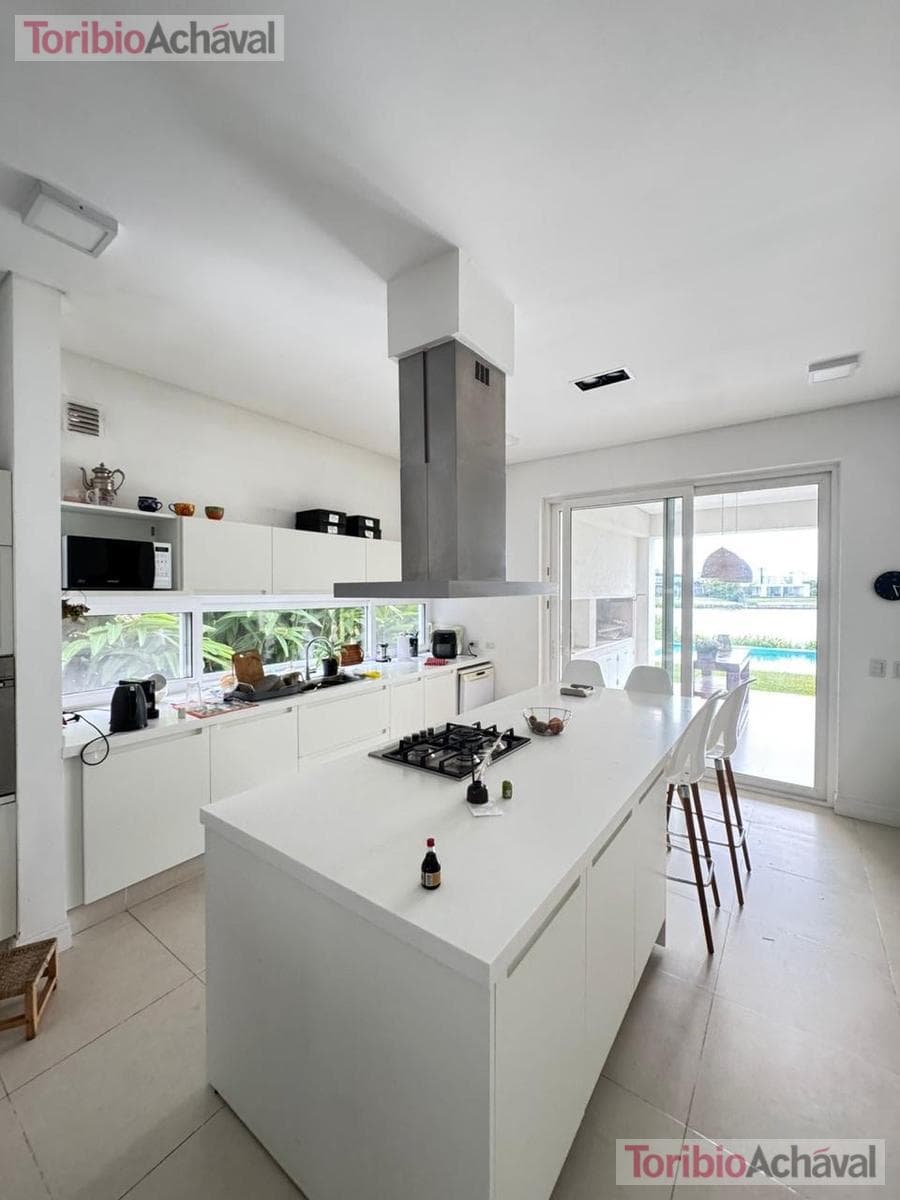 7-room HOUSE ON THE WATER, for rent in Barbarita