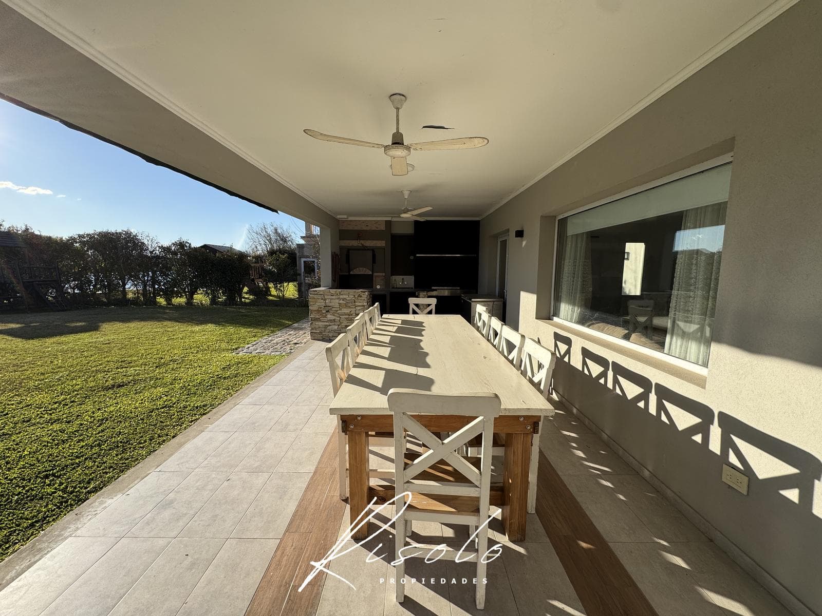 House for sale with a lot overlooking the lagoon and a pool on the island. Gated community, Escobar