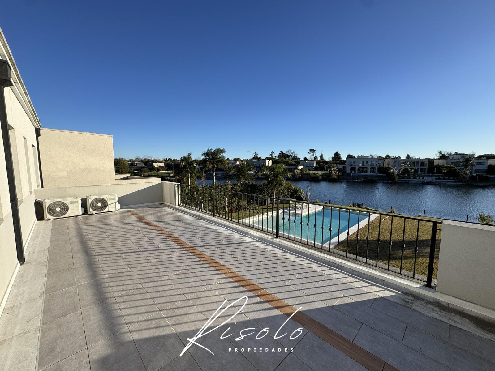 House for sale with a lot overlooking the lagoon and a pool on the island. Gated community, Escobar