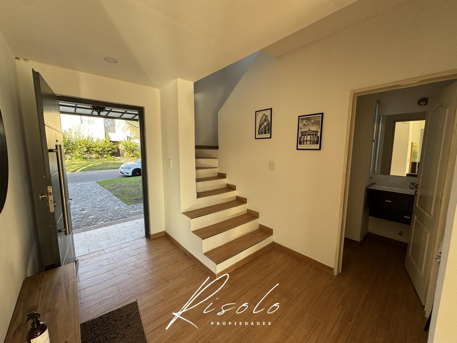 House for sale with a lot overlooking the lagoon and a pool on the island. Gated community, Escobar