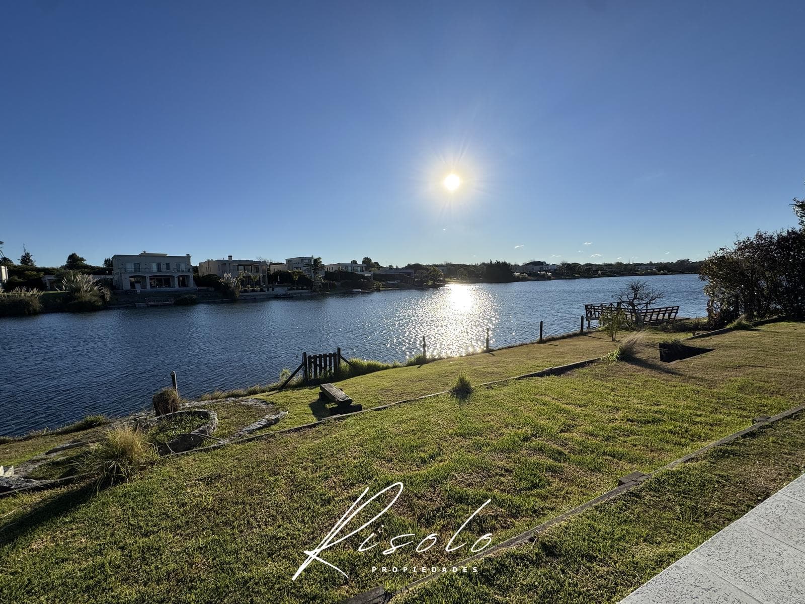 House for sale with a lot overlooking the lagoon and a pool on the island. Gated community, Escobar