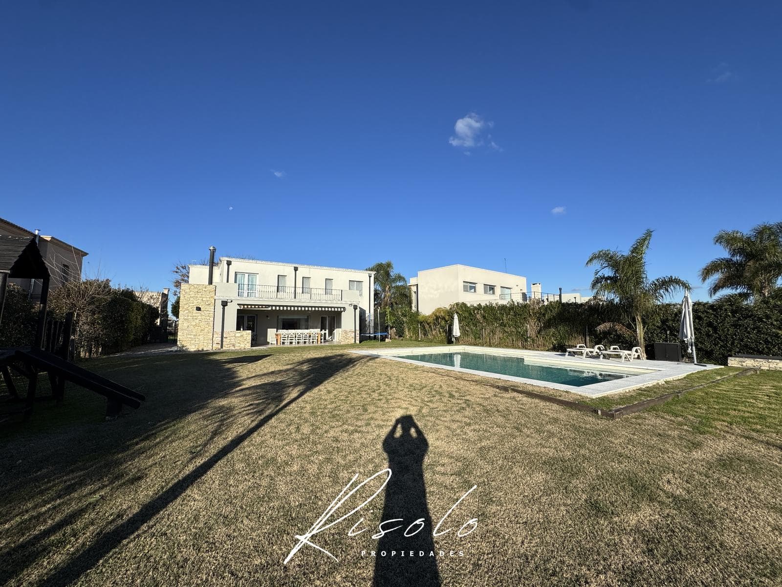 House for sale with a lot overlooking the lagoon and a pool on the island. Gated community, Escobar