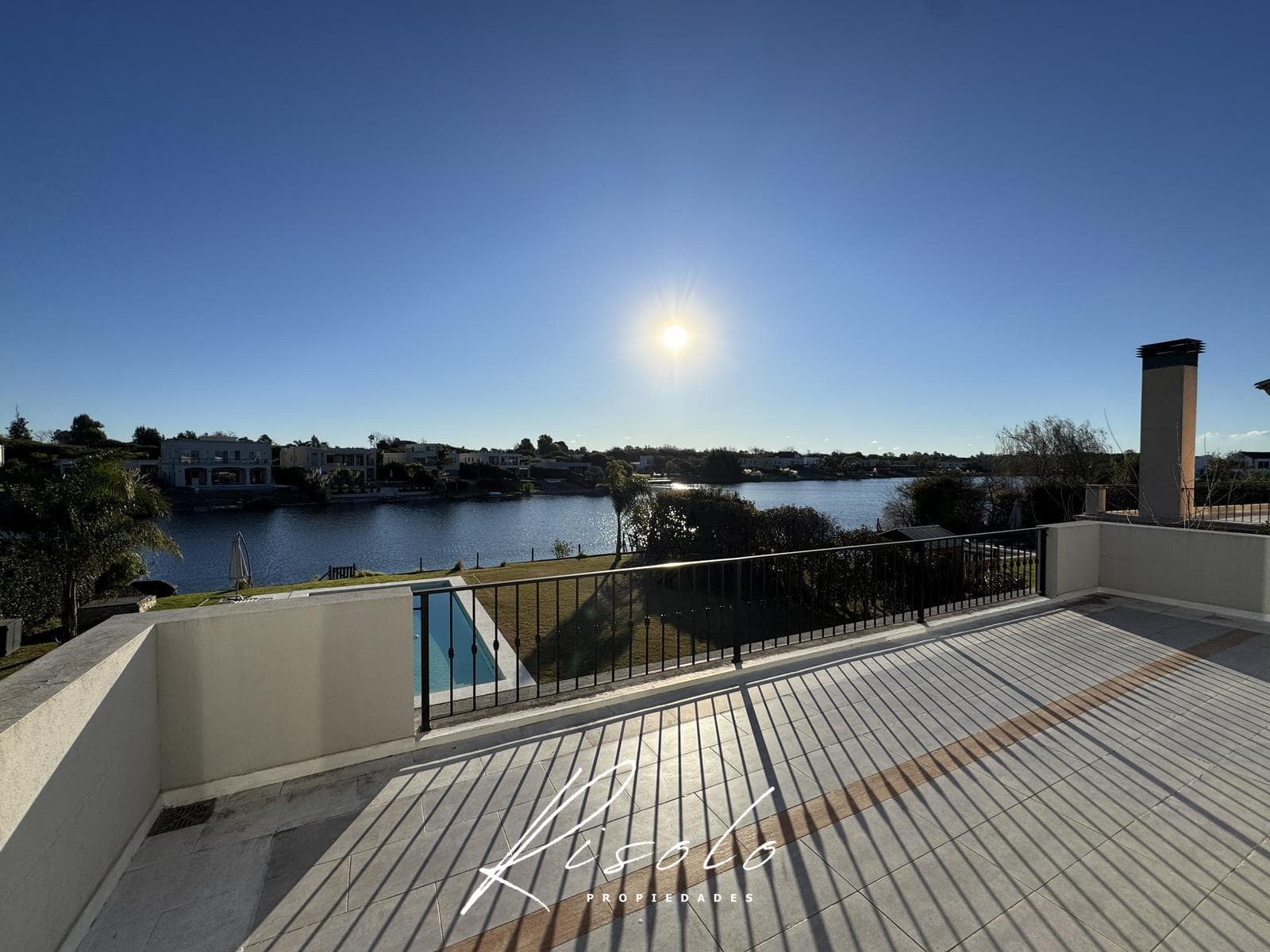 House for sale with a lot overlooking the lagoon and a pool on the island. Gated community, Escobar