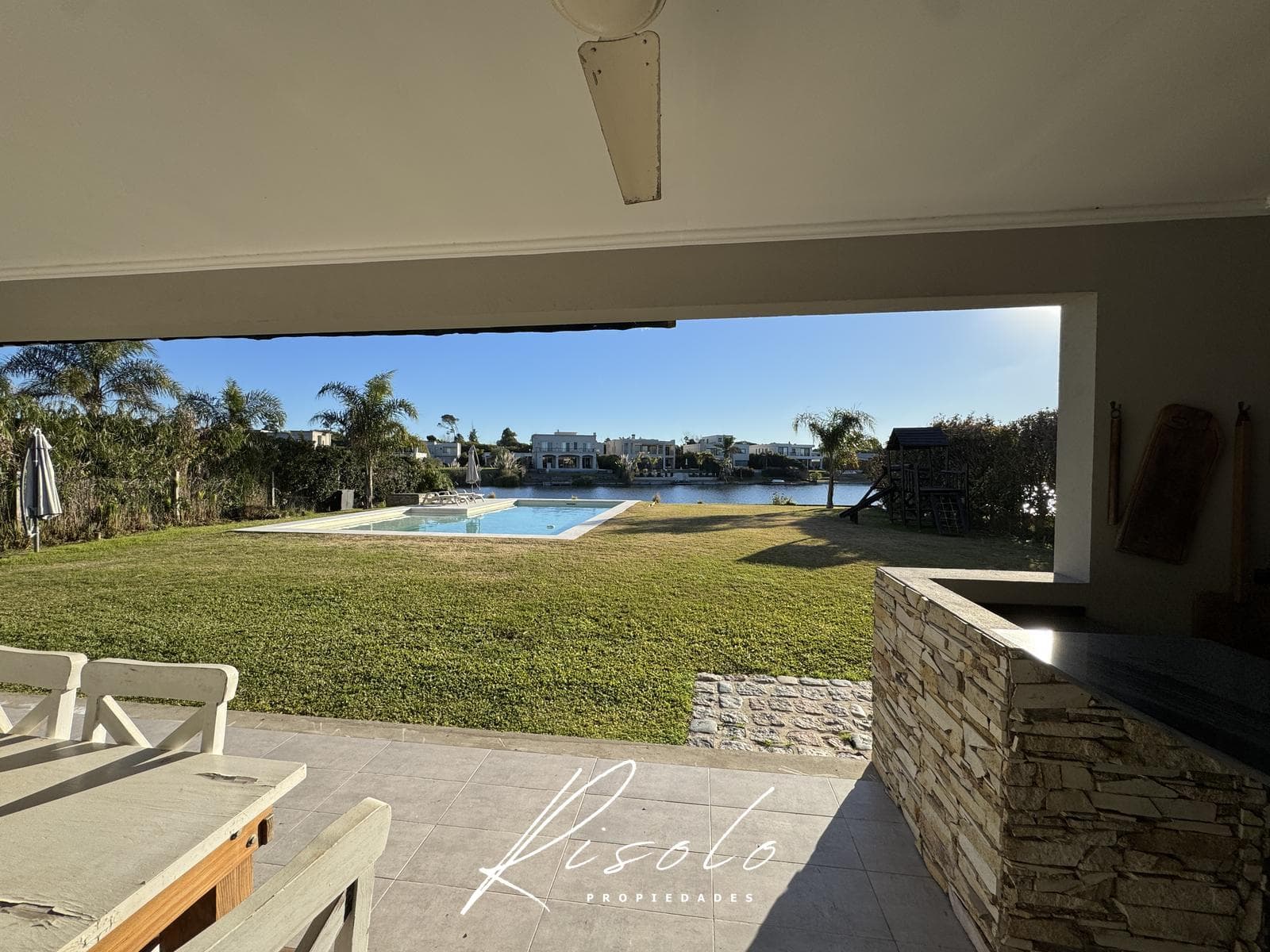 House for sale with a lot overlooking the lagoon and a pool on the island. Gated community, Escobar