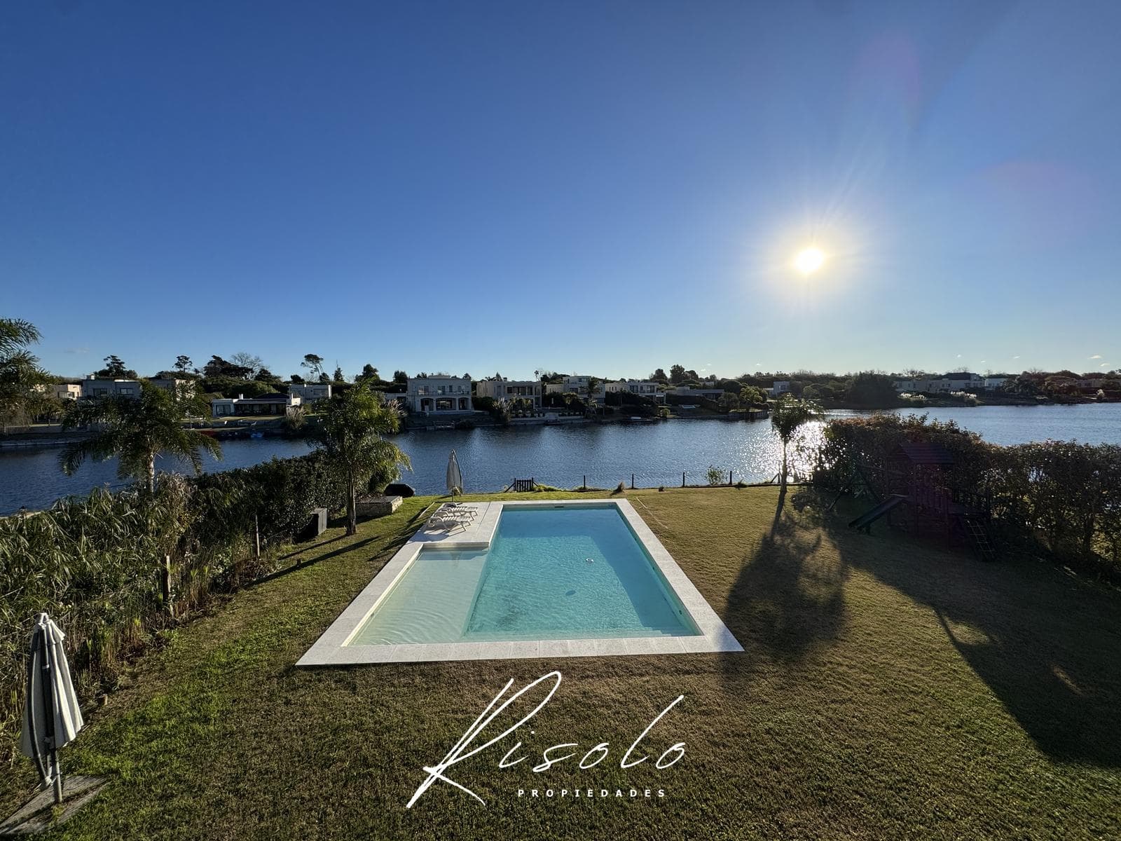 House for sale with a lot overlooking the lagoon and a pool on the island. Gated community, Escobar
