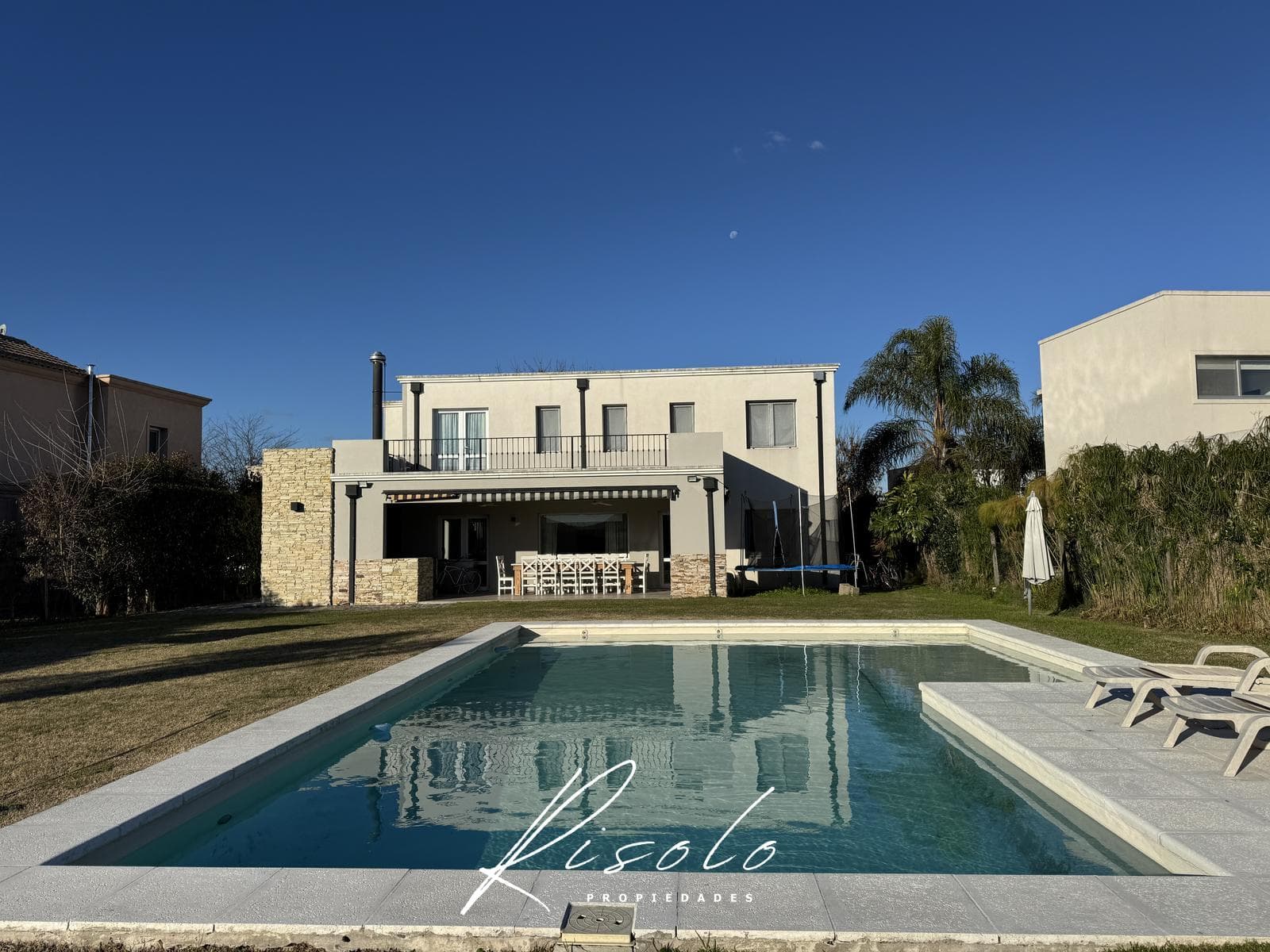 House for sale with a lot overlooking the lagoon and a pool on the island. Gated community, Escobar