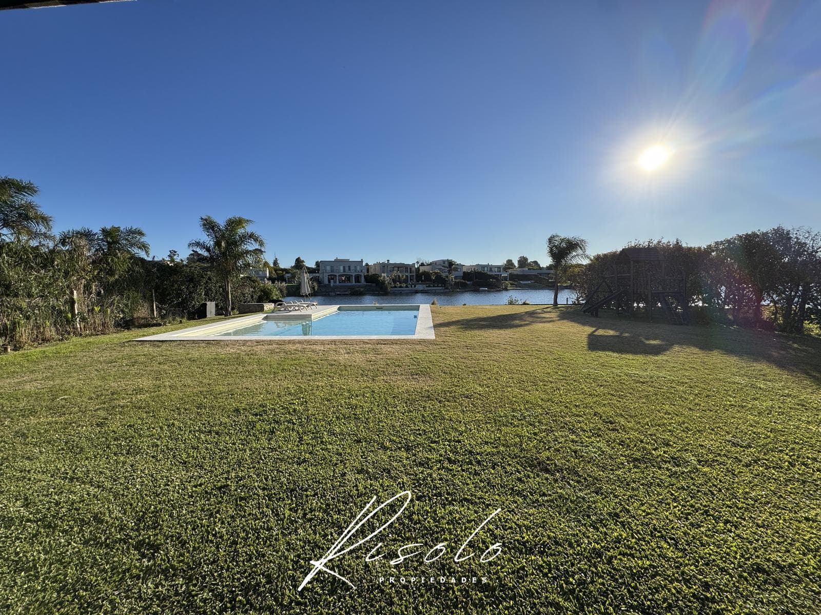 House for sale with a lot overlooking the lagoon and a pool on the island. Gated community, Escobar