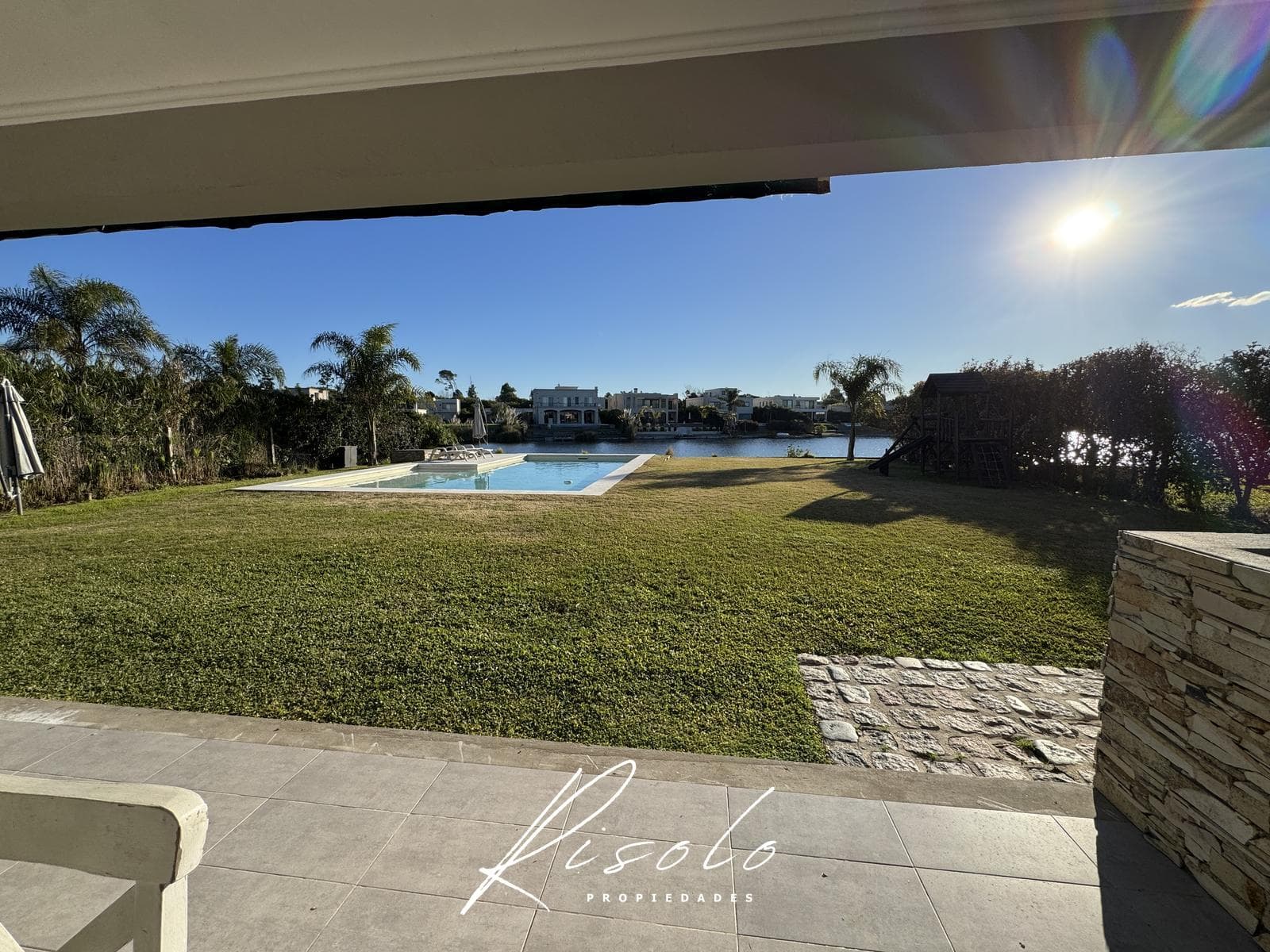 House for sale with a lot overlooking the lagoon and a pool on the island. Gated community, Escobar