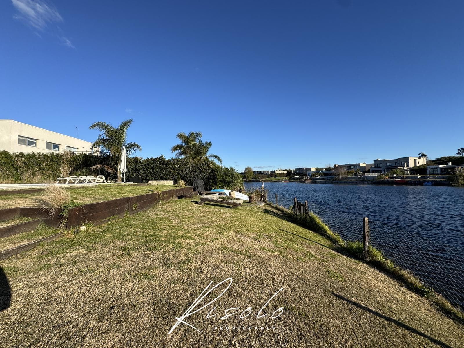 House for sale with a lot overlooking the lagoon and a pool on the island. Gated community, Escobar