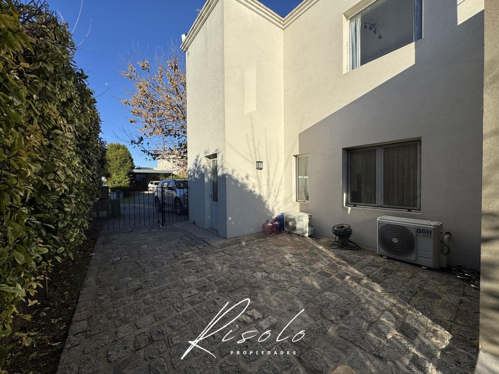 House for sale with a lot overlooking the lagoon and a pool on the island. Gated community, Escobar