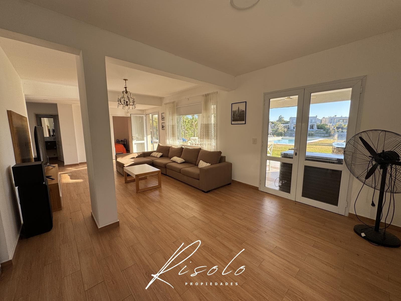 House for sale with a lot overlooking the lagoon and a pool on the island. Gated community, Escobar