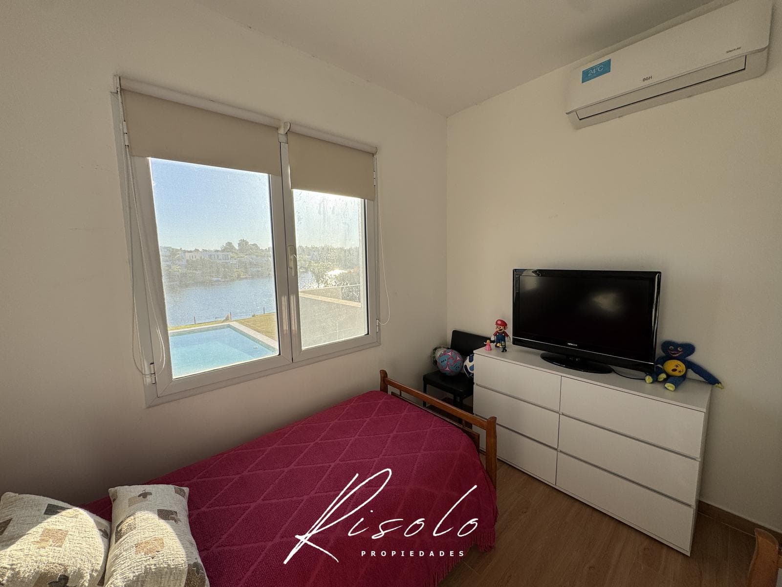 House for sale with a lot overlooking the lagoon and a pool on the island. Gated community, Escobar