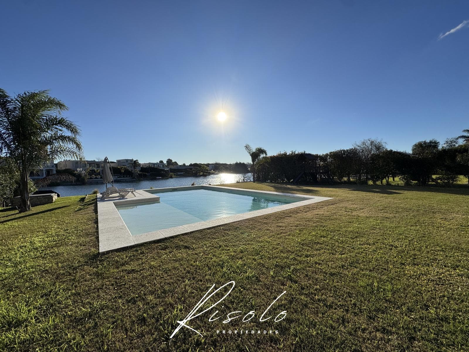House for sale with a lot overlooking the lagoon and a pool on the island. Gated community, Escobar