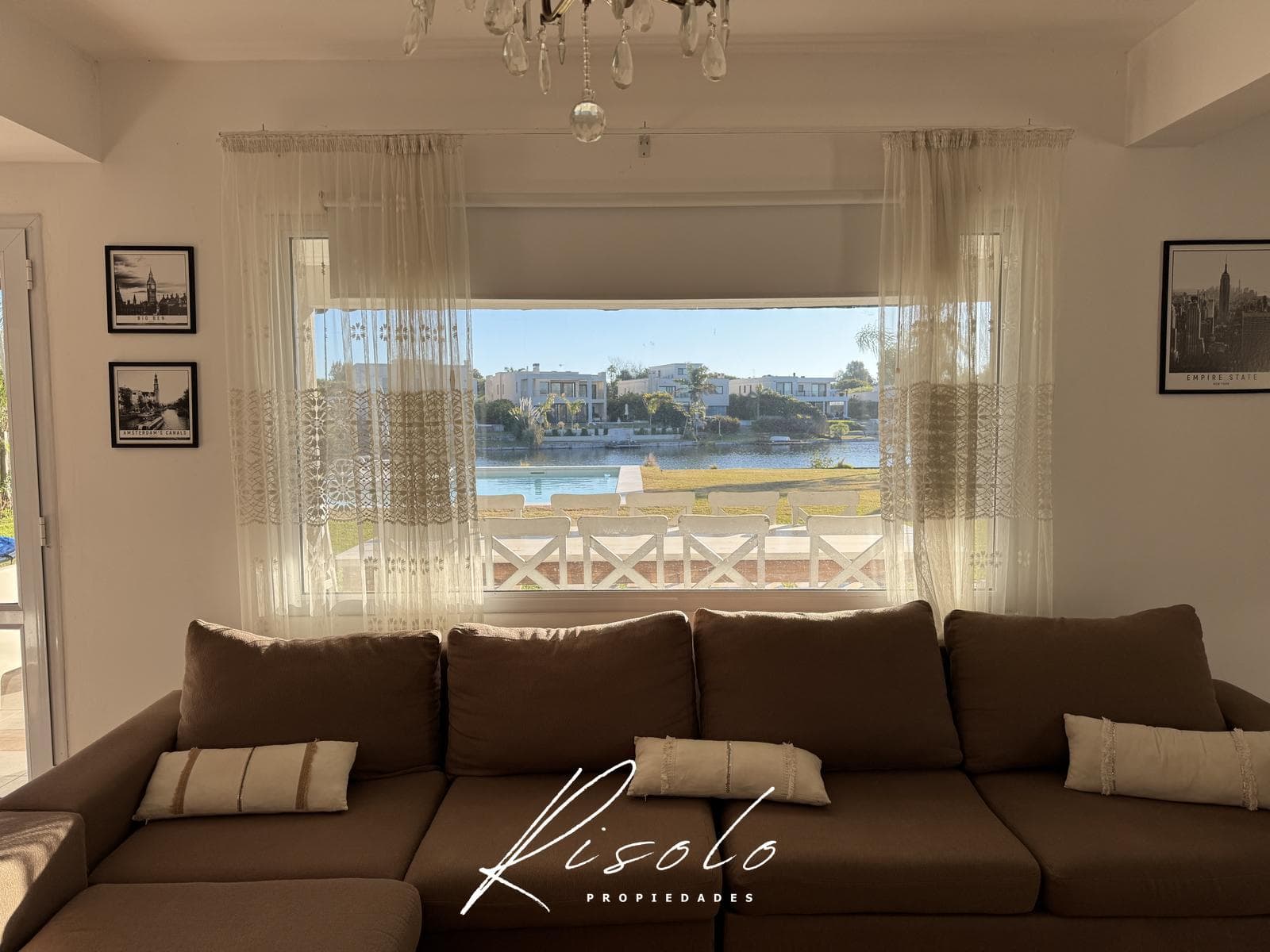 House for sale with a lot overlooking the lagoon and a pool on the island. Gated community, Escobar