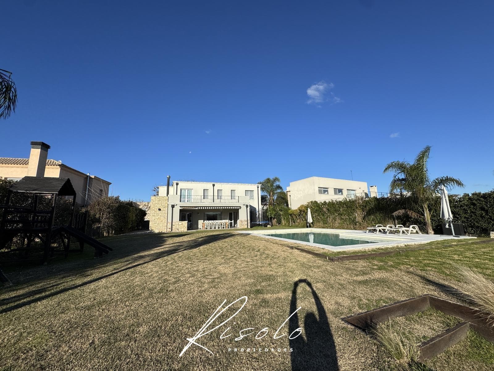 House for sale with a lot overlooking the lagoon and a pool on the island. Gated community, Escobar
