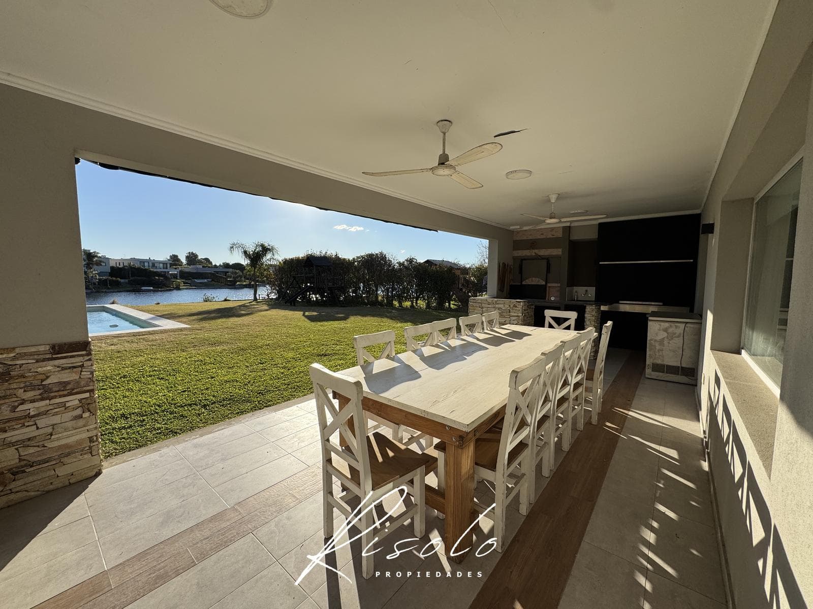 House for sale with a lot overlooking the lagoon and a pool on the island. Gated community, Escobar