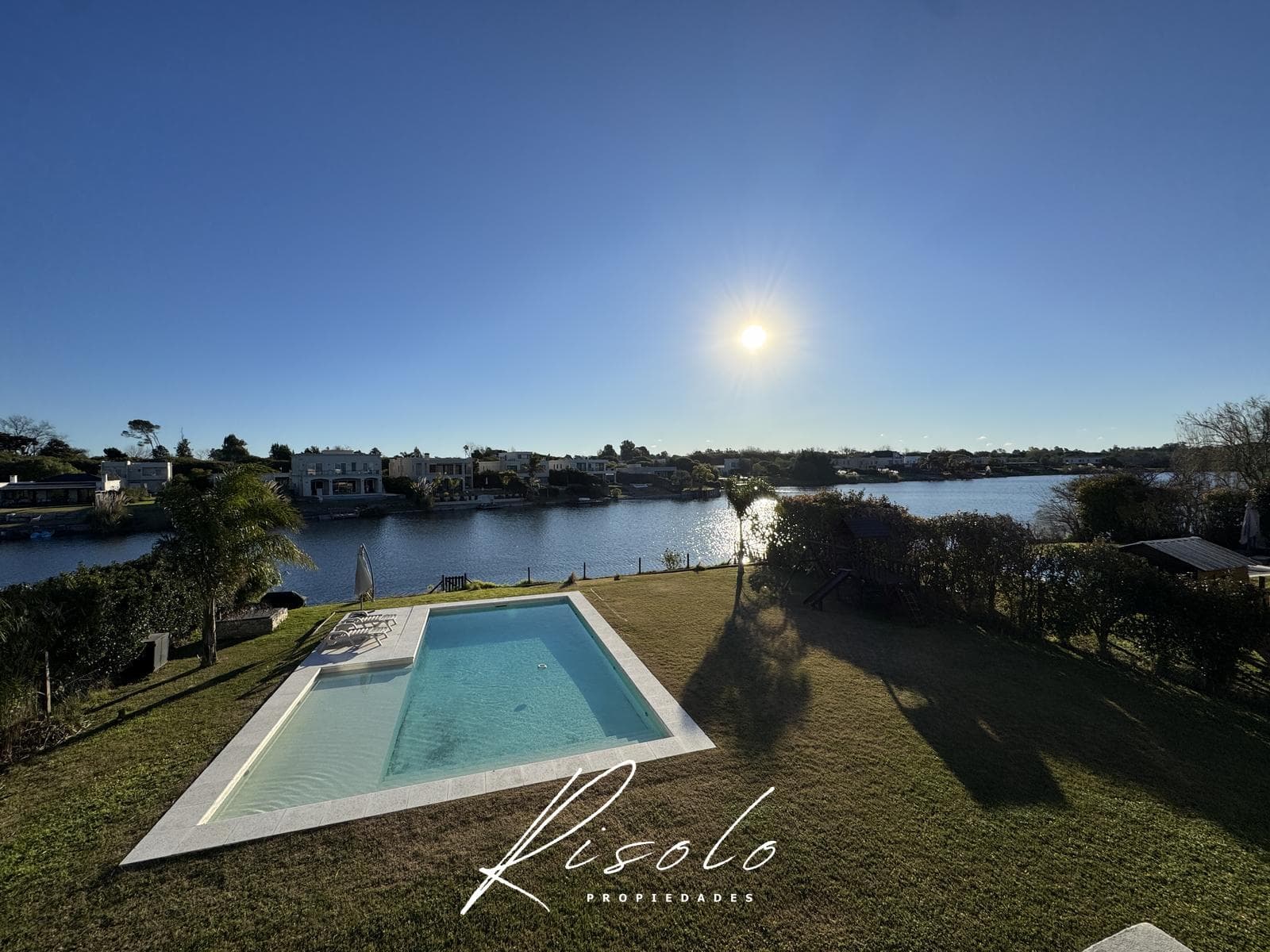 House for sale with a lot overlooking the lagoon and a pool on the island. Gated community, Escobar