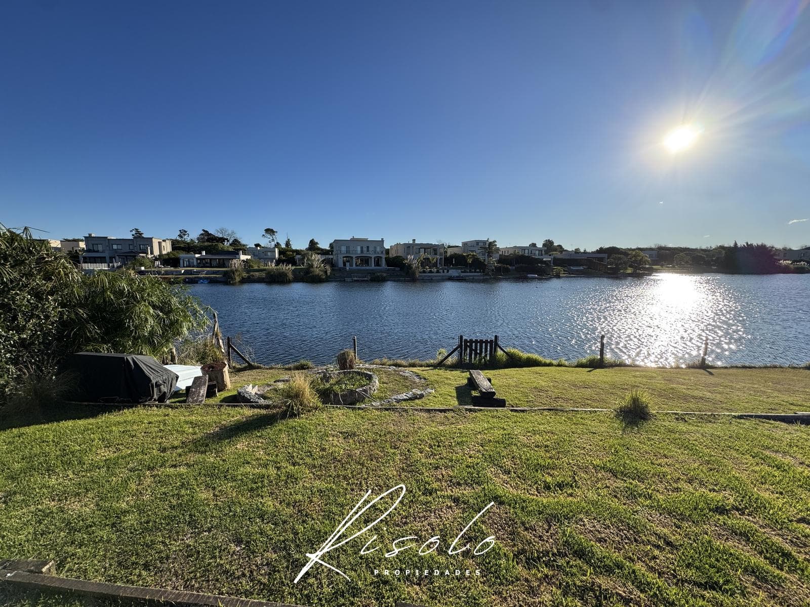 House for sale with a lot overlooking the lagoon and a pool on the island. Gated community, Escobar