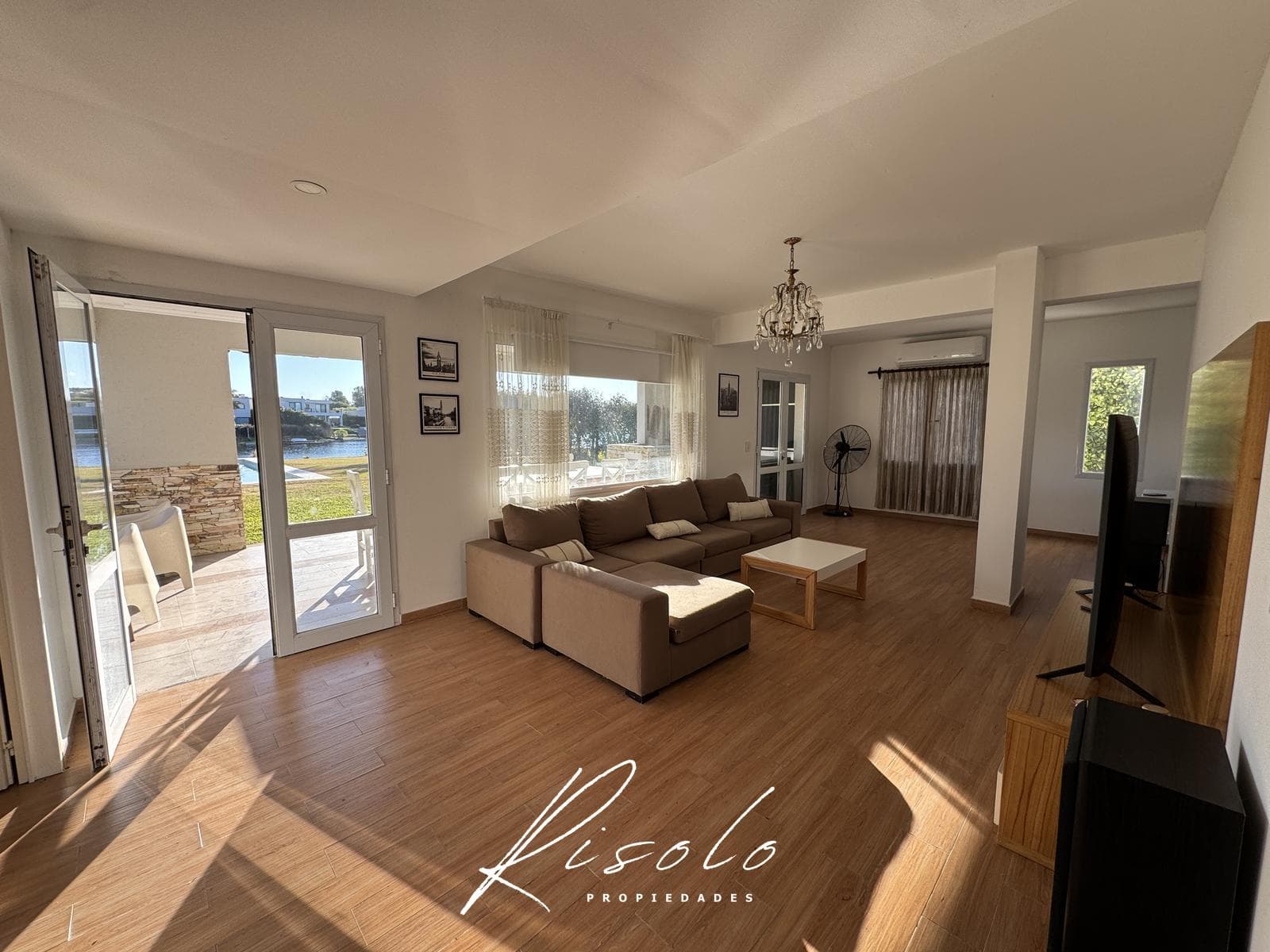 House for sale with a lot overlooking the lagoon and a pool on the island. Gated community, Escobar