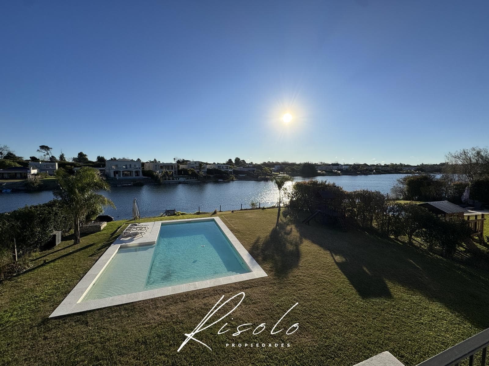 House for sale with a lot overlooking the lagoon and a pool on the island. Gated community, Escobar